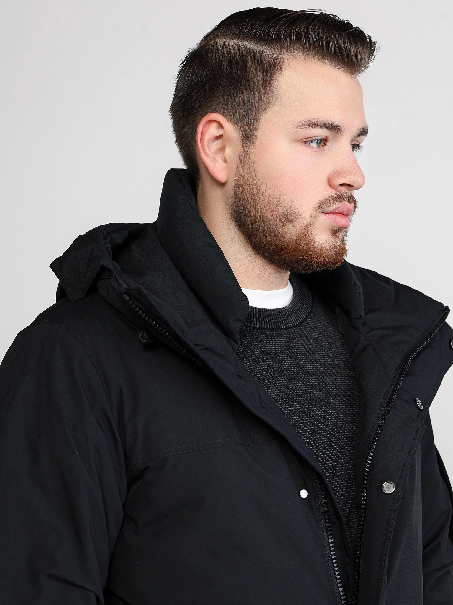 Куртка черного цвета с капюшоном